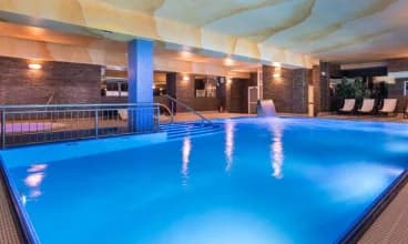 Hotelowa strefa wellness oferuje basen kryty z przeciwprądami