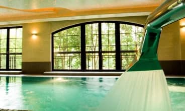 Goście mogą korzystać m.in. z basenu z jacuzzi i przeciwprądem i strefy saun
