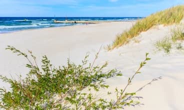 Plaża w Dźwirzynie jest szeroka i urokliwa