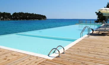 Crvena Luka Resort**** posiada piękny basen zewnętrzny typu infinity