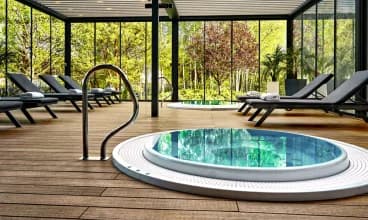 Hotel dysponuje strefą wellness, której centrum stanowią wanny jacuzzi