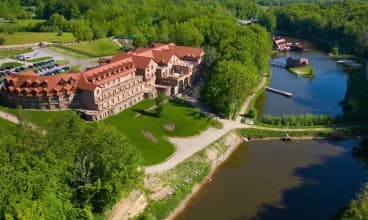 Dolina Charlotty Resort & SPA leży nad jeziorem i jest otoczona lasami