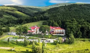 Hotel Malinowy Dwór jest malowniczo położony w sercu Gór Izerskich