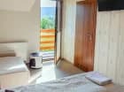 Pokój 2+2 comfort ma balkon z widokiem na okolicę