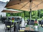 Część restauracyjnych stolików rozłożono na tarasie
