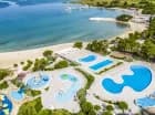 Tereny resortu są pokryte przyjemną, śródziemnomorską zielenią