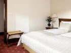 Apartament jest dwupokojowy - posiada odrębną sypialnię