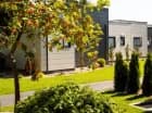 Zakwaterowanie jest możliwe w pokojach, apartamentach oraz domkach letniskowych