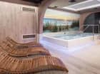 Jest tu duże jacuzzi, sauny sucha i infrared, łaźnia parowa, strefa relaksu