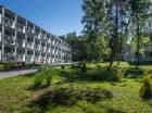 Hotel*** NAT Krynica Morska to otoczony bujną roślinnością kompleks nad morzem