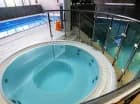 Oprócz przestronnych apartamentów i pokoi obiekt udostępnia strefę wellness