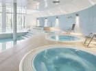 Basen z brodzikiem i trzy wanny jacuzzi to propozycja dla gości w każdym wieku