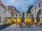 W ciepłej porze roku można smacznie zjeść na hotelowym patio