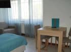 W każdym apartamencie przygotowano część jadalną ze stołem i krzesłami