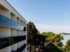 Goście tego hotelu mogą obserwować morze na każdym kroku