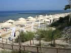 Prywatna plaża zapewnia komfort m.in. dzięki parasolom i leżakom