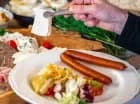 Posiłki mają formę bufetową przy większej liczbie gości