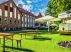 Hotel w zamku jest otoczony atrakcyjnym terenem zielonym