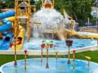 Atrakcją jest zewnętrzny park wodny dla dzieci działający w sezonie letnim