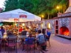 Goście lubią relaksować się i jeść posiłki na hotelowym patio