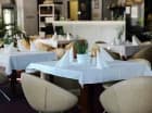 Jest elegancka restauracja z daniami do wyboru z karty