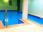 Jest tutaj kryty basen, grota solna oraz SPA