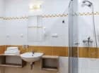Łazienki apartamentów są bardziej przestronne