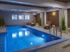 Goście mogą korzystać z krytego basenu i jacuzzi
