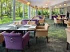 Na gości czeka piękna restauracja ze ścianą zieleni za oknem