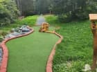 Hotel przygotował 18-dołkowe pole do minigolfa