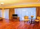 Do dyspozycji gości są przestronne pokoje i apartamenty