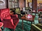 W hotelu mieszczą się restauracja oraz kawiarnia