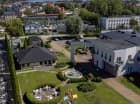 Hotel sąsiaduje z Ferry Resort