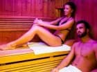 Obok basenu znajduje się sauna