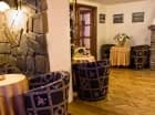 Klimatyczne wnętrza hotelu urządzono w połączeniu góralskiego stylu i komfortu