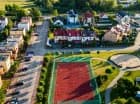 Hotel znajduje się w spokojnej okolicy, blisko terenów zielonych