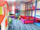 Sala zabaw zawiera duży małpi gaj, baseny z kulkami i inne atrakcje