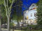 Hotel jest położony przy spokojnej ulicy, zaledwie 200 metrów od plaży