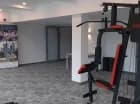 W siłowni są urządzenia do ćwiczeń cardio i siłowych