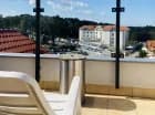 Na dachu hotelu znajduje się taras - strefa relaksu z widokiem na okolicę