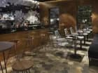 Dorośli goście mogą napić się drinka w hotelowym barze