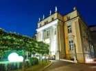 Hotel urządzony jest w odrestaurowanej rezydencji rodziny Schoellerów