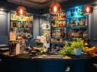 Hotelowy bar oferuje szeroki wybór alkoholi oraz innych napojów