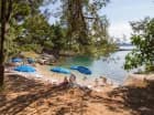 Latem przy plaży czekają hotelowe leżaki i parasole