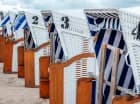 Na plaży są ustawiane wygodne kosze plażowe