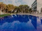 Hotel oferuje basen z widokiem na morze