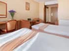 Pokój standard posiada 2 łóżka, kącik kawowy, TV, wifi, minibar i łazienkę