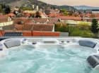 Apartament ma jacuzzi z widokiem na zabytkowe miasto