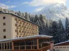 Sprzed hotelu wspaniale prezentuje się Wielki Rozsutec i reszta Małej Fatry