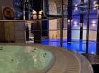 Obok rekreacyjnego basenu mieści się jacuzzi